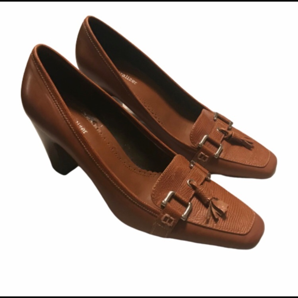 NATURALIZER HEELS SIZE 9 WOMENS